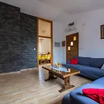 House Sunce 펜션 풀라